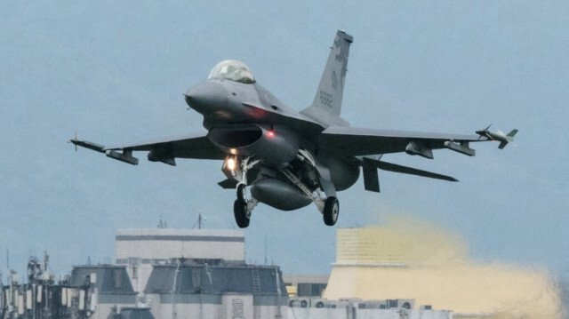 Un avion de chasse F-16 de l'armée de l'air taïwanaise s'approche pour atterrir sur une base aérienne à Hualien, dans l'est de Taïwan, le 24 mai 2024.