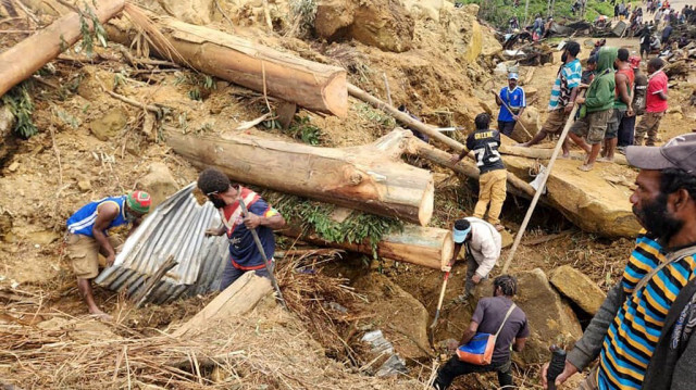 Des habitants creusant sur le site d'un glissement de terrain au village de Mulitaka dans la région de Maip Mulitaka, dans la province d'Enga, en Papouasie-Nouvelle-Guinée, le 27 mai 2024.