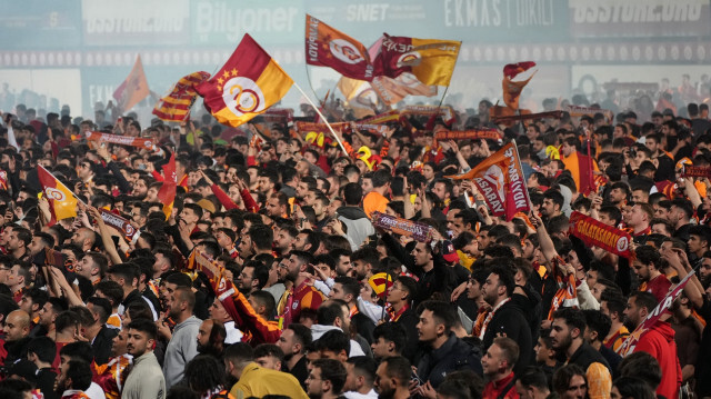 Les fans de Galatasaray regroupés à Florya, le centre d'entraînement du club, pour célébrer le 24e titre de leur équipe en Süper Lig, le championnat turc de première division, le 26 mai 2024.