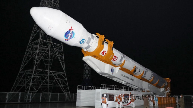 Une fusée transportant le satellite de reconnaissance "Malligyong-1" avant son lancement depuis le site de lancement de satellites de Sohae, dans la province du Phyongan du Nord, le  21 novembre 2023.