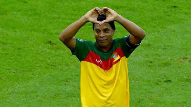 L'ancienne star du football brésilien Ronaldinho lors d'un match de football de bienfaisance en faveur des victimes des inondations au Brésil, au stade Maracanã à Rio de Janeiro le 26 mai 2024.