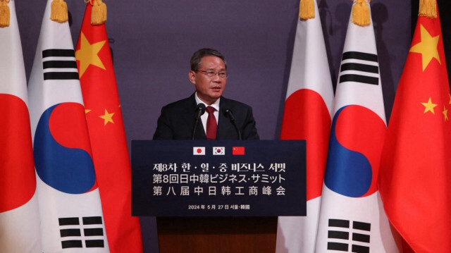 Le premier ministre chinois Li Qiang s'exprime lors d'un sommet commercial avec le premier ministre japonais Fumio Kishida et le président sud-coréen Yoon Suk Yeol à la Chambre de commerce et d'industrie de Corée à Séoul, le 27 mai 2024.