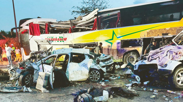 Otobüs karşı şeride geçip biçti 10 ölü 39 yaralı