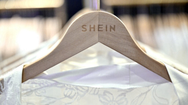 Au cours de la dernière, ils ont sélectionné huit produits vendus par Shein, dont des chaussures pour enfants, des sacs en cuir et une ceinture, et ont découvert que plusieurs contenaient de grandes quantités de phtalates, produits chimiques utilisés pour ramollir les plastiques.