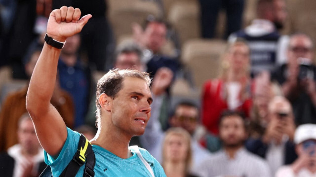 Rafael Nadal adresse un geste au public en quittant le court après sa défaite contre l'Allemand Alexander Zverev lors du premier tour du tournoi de tennis de Roland Garros, au complexe de Roland Garros à Paris, le 27 mai 2024. 