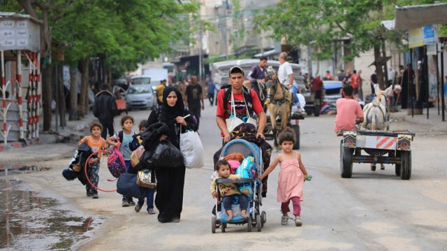 Des Palestiniens fuient la zone de Tal Al-Sultan à Rafah avec leurs biens après de nouvelles frappes israéliennes dans la bande de Gaza, le 28 mai 2024.