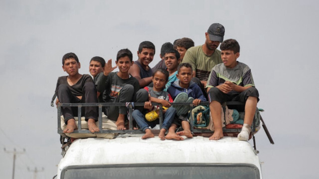 Des enfants Palestiniens déplacés de force de Rafah suite à la poursuite de frappes israéliennes dans la ville du sud de la bande de Gaza, arrivent à Khan Younes, le 28 mai 2024.
