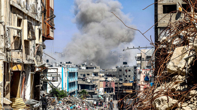 Un panache de fumée s'élève lors d'un bombardement israélien à Jabalia, dans le nord de la bande de Gaza.