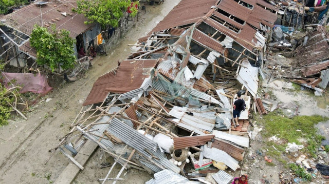 Des maisons endommagées après l'arrivée du cyclone Remal à Patuakhali le 28 mai 2024.