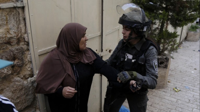 L'armée d'occupation arrête une Palestinienne dans la rue à Hébron en Palestine occupée.