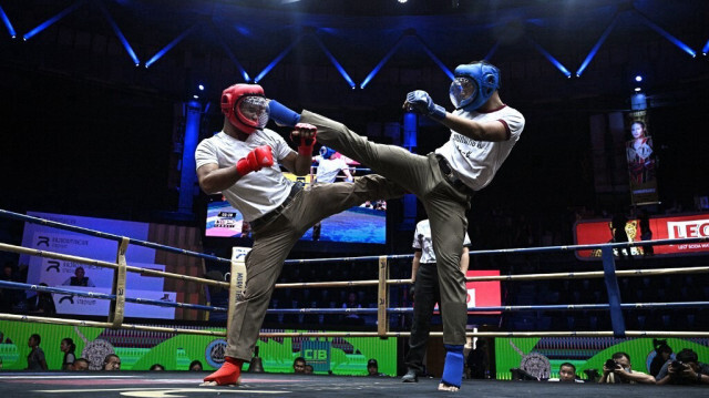 La police thaïlandaise participe à "Cops Combat", le premier tournoi d'arts martiaux pour les membres de la police royale thaïlandaise, au stade Rajadamnern de Bangkok, le 28 mai 2024.