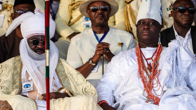 Le Sultan de Kano et l'Ooni d'Ife assistent à la revue de la flotte présidentielle qui s'est tenue à l'arsenal naval de Lagos le 22 mai 2023. 