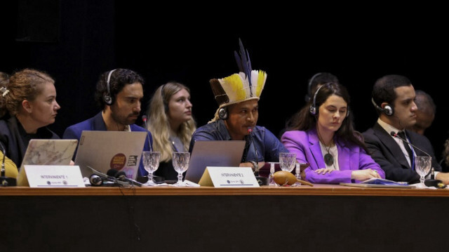Un membre du groupe ethnique Guarani-Kaiowa (C) assiste à une audience sur la responsabilité des États face aux urgences climatiques, organisée par la Cour interaméricaine des droits de l'homme, à Manaus, dans l'Amazonie brésilienne, le 27 mai 2024.