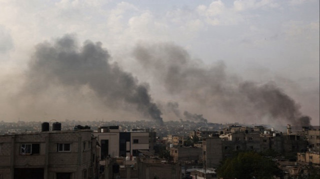 Des volutes de fumée s'élèvent à la suite de frappes israéliennes dans la ville de Rafah, dans le sud de la bande de Gaza, le 28 mai 2024.