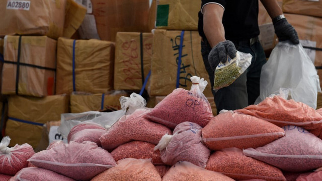 Un employé de la Food and Drug Administration trie des sacs de méthamphétamines avant leur incinération lors du 47e événement de destruction des stupéfiants confisqués par le gouvernement thaïlandais dans la zone industrielle de Bang Pa-In à Ayutthaya, le 26 juin 2017.