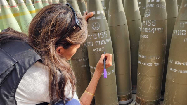 ABD'nin eski BM Temsilcisi Nikki Haley, İsrail'in kuzeyinde top mermisine "Bitirin onları" yazdı.