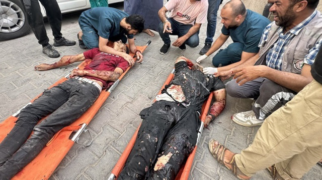 Les corps de deux membres du personnel palestinien de l'hôpital de Koweït, qui sont morts à la suite d'une attaque de drone de l'armée israélienne près de l'hôpital de Koweït à Rafah dans la Bande de Gaza, le 27 mai 2024.