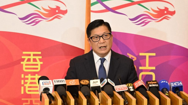 Le secrétaire à la sécurité de Hong Kong, Chris Tang, s'adresse aux médias au siège du gouvernement à Hong Kong le 28 mai 2024 après que la police a arrêté six personnes en vertu de la nouvelle loi sur la sécurité de la ville pour avoir "posté des messages avec une intention séditieuse" en ligne.