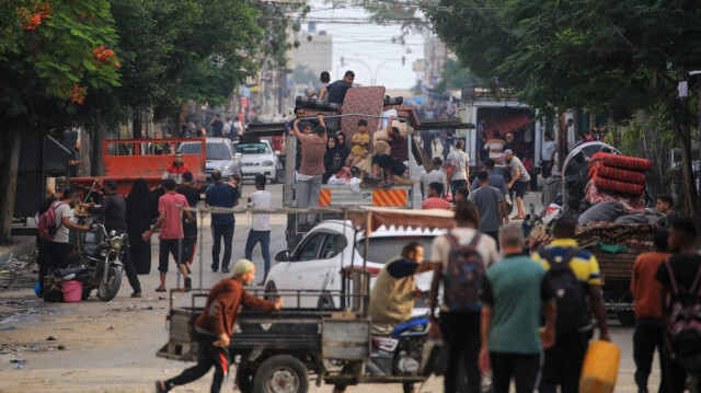 Les Palestiniens fuient la zone de Tal al-Sultan à Rafah avec leurs biens après de nouvelles frappes israéliennes dans la ville du sud de la bande de Gaza le 28 mai 2024. 