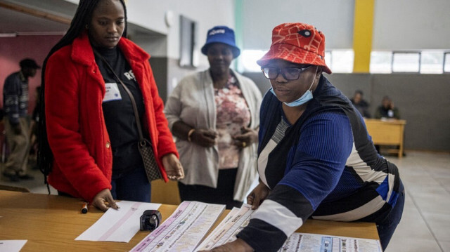 Un fonctionnaire de la Commission électorale indépendante (IEC) prépare les bulletins de vote pour un électeur anticipé au centre de loisirs de Yeoville à Johannesburg, le 27 mai 2024. 