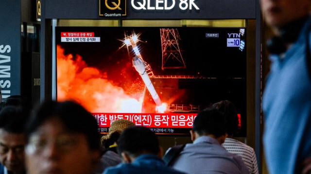 Des personnes sont assises près d'une télévision montrant des images d'archives lors d'un reportage dans une gare de Séoul le 28 mai 2024, après que la Corée du Nord a déclaré lundi que la fusée transportant son satellite de reconnaissance "Malligyong-1-1" a explosé quelques minutes après le lancement en raison d'un problème de moteur présumé.