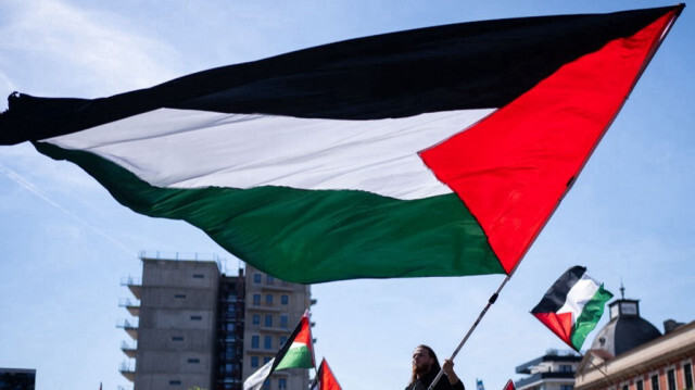 Un manifestant brandit le drapeau palestinien lors d'une manifestation pro-palestinienne sur la place Columbus à Vienne, en Autriche, le 4 mai 2024.