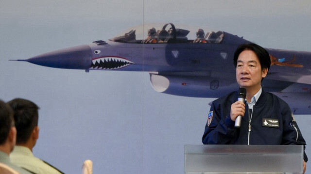 Le président taïwanais Lai Ching-te est vu en arrière-plan d'un F-16 de l'armée de l'air taïwanaise alors qu'il s'adresse au personnel militaire de la base aérienne de Hualien, le 28 mai 2024.