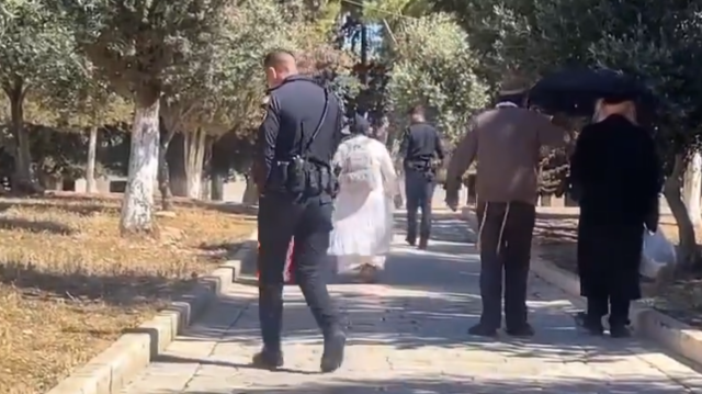 Sous protection policière, des colons illégaux ont fait irruption ce mercredi 28 mai 2024 sur l'esplanade de la mosquée Al-Aqsa, troisième lieu saint de l'islam, afin d'y effectuer des rites talmudiques.