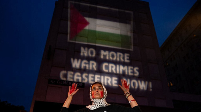 Une manifestante pro-palestinienne proteste devant le Washington Hilton à Washington, DC, le 27 avril 2024.