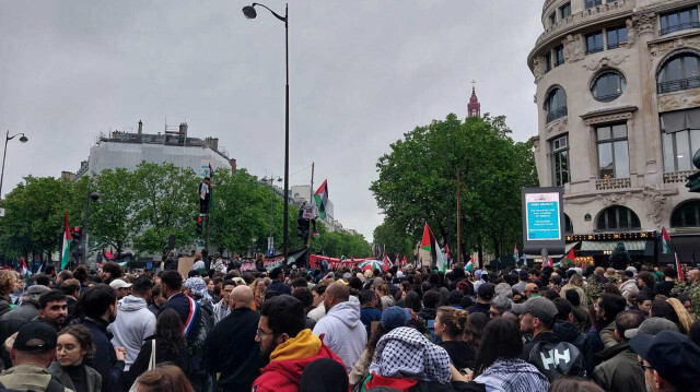 Des milliers de personnes se sont rassemblées place Saint Augustin à Paris, ce mercredi, pour la troisième soirée d'affilée, au cœur de la capitale française pour dénoncer le "génocide à Gaza".