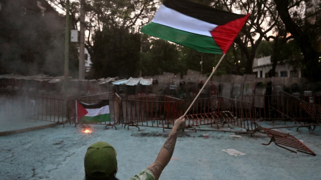Une femme tient un drapeau palestinien lors d'un rassemblement pro-palestinien intitulé "Action urgente pour Rafah", tenu devant l'ambassade d'Israël à Mexico, le 28 mai 2024.