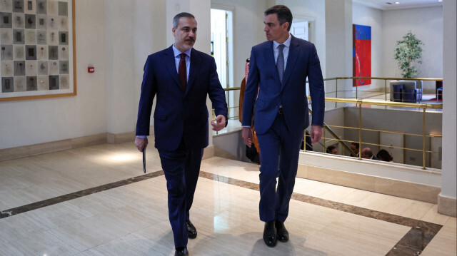 Le ministre des Affaires étrangères de Türkiye, Hakan Fidan et le président du gouvernement d'Espagne, Pedro Sánchez lors de leur rencontre à Madrid, en Espagne, le 29 mai 2024.