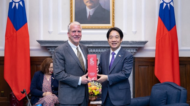 Le sénateur américain Dan Sullivan et le président taïwanais Lai Ching-te lors d'une réunion au Bureau présidentiel à Taipei, le 29 mai 2024.