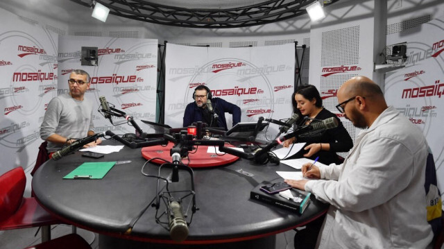 L'animateur radio Haythem Mekki (à gauche) attend de présenter son émission "Midi Show" sur Mosaique FM à Tunis, le 19 avril 2024. 