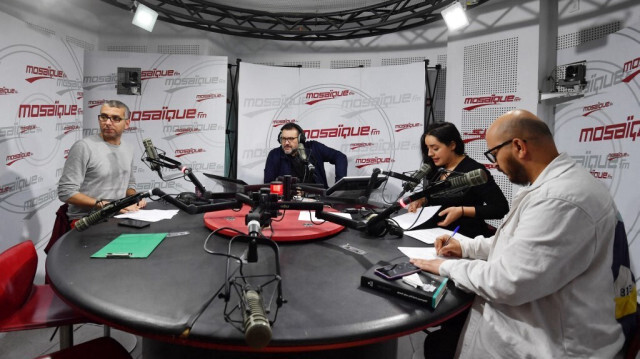 L'animateur radio Haythem Mekki (à gauche) attend de présenter son émission "Midi Show" sur Mosaique FM à Tunis, le 19 avril 2024.