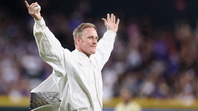 L'apiculteur Matt Hilton acclamé par le public avant le match de la MLB entre les Los Angeles Dodgers et les Arizona Diamondbacks, le 30 avril 2024 à Phoenix, Arizona. 