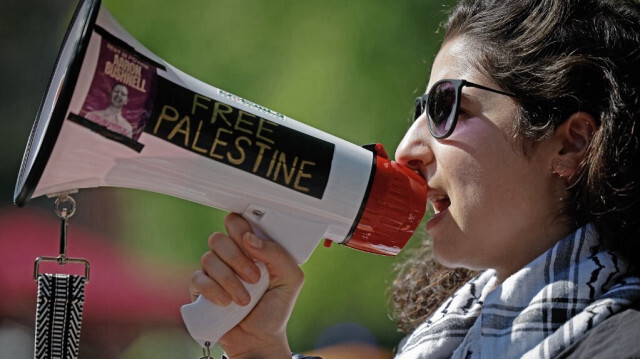 Une étudiante manifeste en soutien aux Palestiniens, sur le campus de l'université George Washington à Washington, DC, le 2 mai 2024.