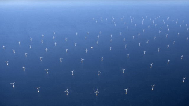 Photographie aérienne prise le 16 juin 2022 montre un parc éolien en mer Baltique, au nord-est de l'île de Rugen en Allemagne.