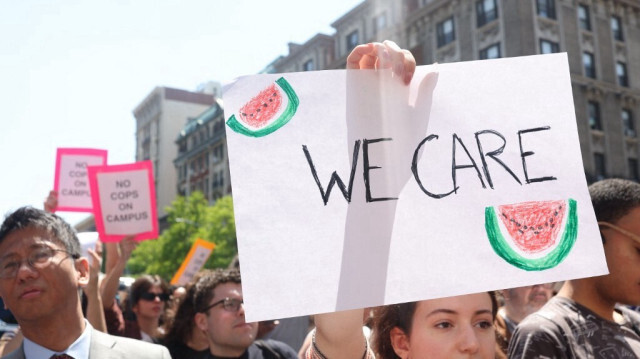 Des enseignants manifestent en soutien à la Palestine devant l'Université Columbia à New York, le 1er mai 2024.