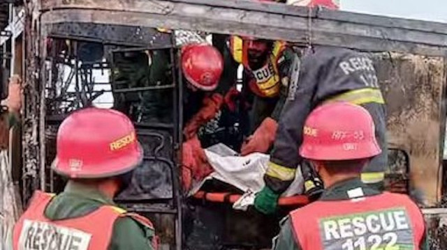 Un tragique accident dans le nord du Pakistan vendredi a coûté la vie à au moins 20 personnes, selon la police locale. Le bus a dévié de sa trajectoire, dévalant une gorge au-dessus du fleuve Indus.