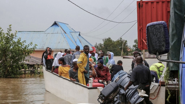 Résidents secourus sur un bateau dans une zone inondée après des pluies torrentielles à Mohoro, Rufiji, Tanzanie, le 17 avril 2024.