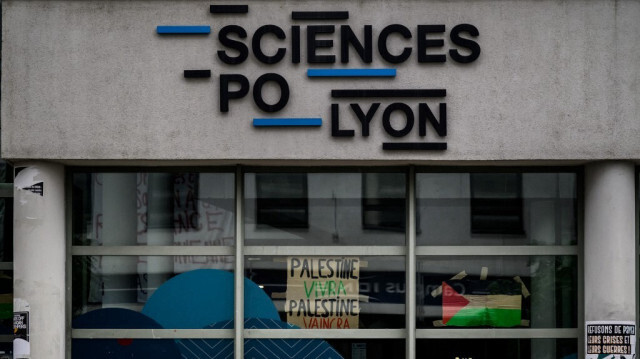 Un drapeau palestinien et une pancarte indiquant "La Palestine vivra, la Palestine gagnera" est affiché à l'entrée de l'Institut d'études politiques (IEP) de Sciences Po, lors d'une manifestation en soutien aux Gazaouis, à Lyon, dans le centre-est de la France, le 2 mai 2024.