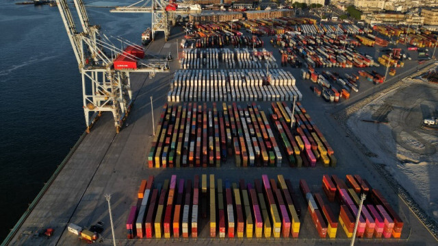 Vue aérienne montrant des conteneurs stockés au terminal Cuenca del Plata dans le port de Montevideo, le 4 mars 2024.