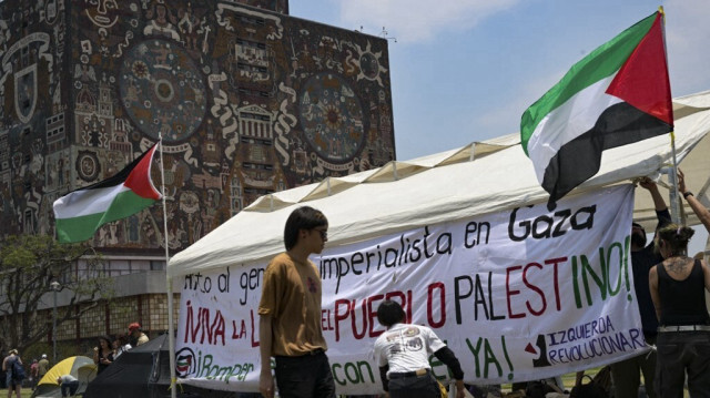 Des étudiants mexicains installent leur tente devant le siège de l'Université nationale autonome du Mexique (UNAM) lors d'un campement de protestation contre les attaques israéliennes sur Gaza et de demande aux autorités de rompre les relations académiques, politiques et économiques avec Israël, à Mexico, le 2 mai 2024
