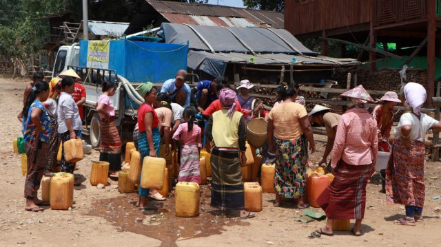 Habitants se rassemblant lors d'une distribution d'eau potable dans l'État oriental de Kayah en Birmanie, le 29 avril 2024.