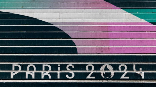 Vue d'une anamorphose avec le logo Paris 2024 sur les marches de la basilique du Sacré-Cœur à Montmartre, Paris, le 28 avril 2024.