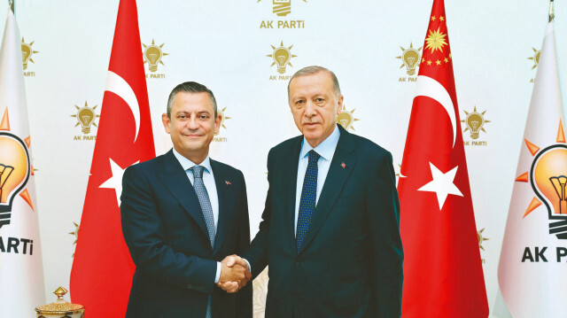 Cumhurbaşkanı Recep Tayyip Erdoğan, CHP Genel Başkanı Özgür Özel’i AK Parti Genel Merkezi’nde ağırladı.