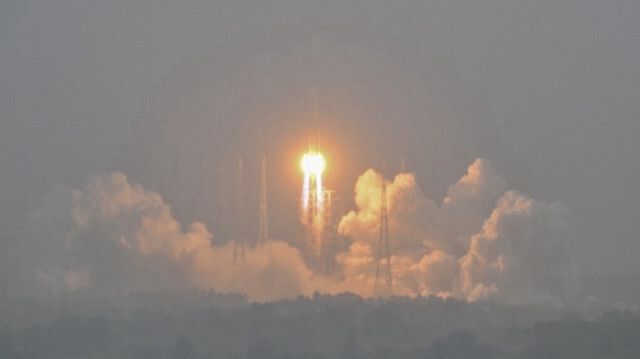 Une fusée Long March 5, transportant la sonde lunaire de la mission Chang'e-6, décolle alors qu'il pleut au centre de lancement spatial de Wenchang dans la province de Hainan, dans le sud de la Chine, le 3 mai 2024.