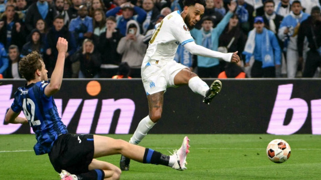 Le joueur franco-gabonais de l'Olympique de Marseille, Pierre-Emerick Aubameyang (à droite), tire vers le but lors du match de football aller de la demi-finale de la Ligue Europa de l'UEFA entre l'OM et l'Atalanta au Stade Vélodrome à Marseille, le 2 mai 2024.