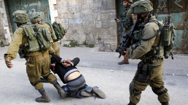 L'armée d'occupation arrête un Palestinien à Hébron en Palestine occupée.